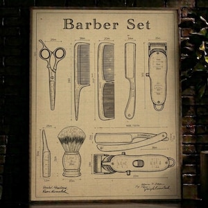Könnte beinhalten: Ein Vintage-Poster mit der Aufschrift "Barber Set" mit detaillierten Illustrationen von Friseurwerkzeugen. Die Werkzeuge umfassen Scheren, Kämme, einen Rasierpinsel, ein Rasiermesser und Haarschneidemaschinen. Der Druck hat eine Blaupausenästhetik mit Maßen in cm.