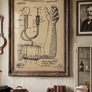 Puede incluir: Ilustración enmarcada de patente médica vintage con un diagrama de un dispositivo médico conectado a un brazo. La patente está fechada el 3 de marzo de 2014 e incluye los nombres S. Tausst y E. J. Pillune. La obra de arte está en un marco de madera oscura.