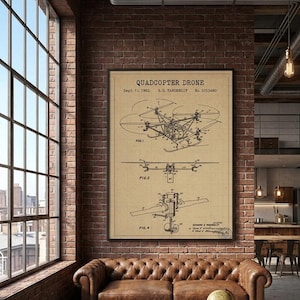Könnte beinhalten: Gerahmte Vintage-Illustration eines Quadrocopter-Drohnen-Patents. Die Zeichnung ist in schwarzer Tinte auf beigem Hintergrund, mit dem Text "QUADCOPTER DRONE" und Patentinformationen. Das Kunstwerk hängt über einem braunen Ledersofa.