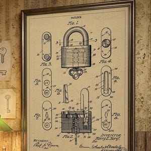 Puede incluir: Ilustración de patente vintage enmarcada de un candado, con diagramas detallados y dibujos técnicos. La obra de arte muestra varios componentes y vistas de la cerradura, con etiquetas de texto y un fondo sepia.