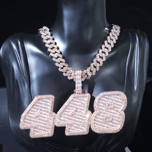 Colgantes personalizados con letras baguette grandes y esmaltadas, collar con número personalizado, cadena cubana personalizada, regalos de cumpleaños, joyería para conciertos de hip hop, parte trasera sólida