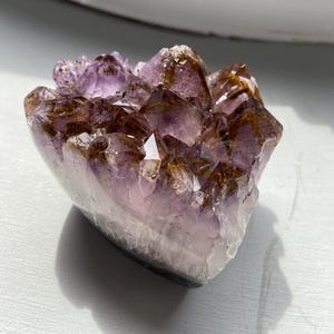 Racimo de amatista cacoxenita brasileña: decoración de cristal de amatista rutilada dorada