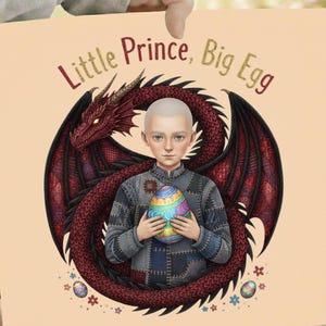 Pode incluir: Impressão quadrada com uma pessoa jovem segurando um ovo colorido, com um dragão vermelho atrás. O texto "Little Prince, Big Egg" está no topo. A pessoa está vestindo uma roupa de patchwork.