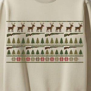 Könnte beinhalten: Beiges Sweatshirt mit festlichem Muster, das Hirsche, Gewehre, Weihnachtsbäume und Schneeflocken zeigt. Das Design ist in Braun-, Grün- und Rottönen gehalten. Das Sweatshirt hat einen Rundhalsausschnitt und lange Ärmel.
