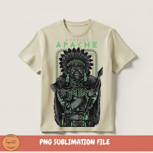 Op de afbeelding: Beige t-shirt met een afbeelding van een gorilla met een Indiaanse hoofdtooi, die wapens vasthoudt. Het ontwerp bevat de tekst "WARRIOR APACHE" in groen. De gorilla is afgebeeld in zwart en grijs met groene accenten.