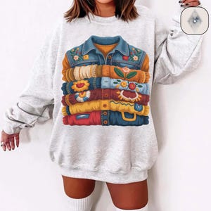 Puede incluir: Un juego de tres tazas de cerámica con un acabado mate moteado. Las tazas son en tonos crema, gris claro y gris oscuro. Cada taza tiene un diseño simple y moderno y un asa redondeada. Ideal para café o té.