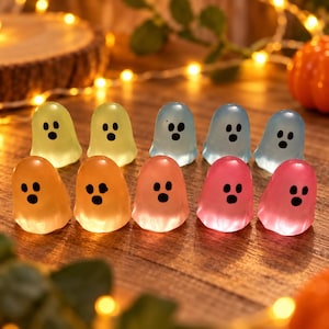 Luminous Ghost Figures – Glow in the Dark Mini Action Figures for Halloween & Micro Landscape Decoration