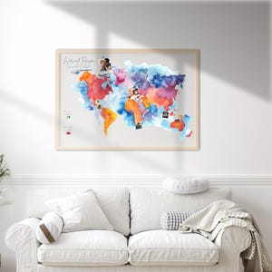 Peut inclure: Une carte du monde en aquarelle avec un cadre en bois. La carte est peinte dans des tons de bleu, orange, rouge et violet. Il y a de petites photos et des épingles sur la carte. Le texte "We and Reisen" est écrit en haut de la carte.