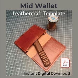 Könnte beinhalten: Eine Vorlage für eine mittelgroße Geldbörse mit dem Text "Mid Wallet Leathercraft Template" und "Instant Digital Download". Die Geldbörse ist geöffnet und zeigt das Innere. Ein Holzwerkzeug und eine Garnrolle sind ebenfalls sichtbar.