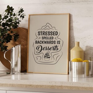 Stressad stavat baklänges är efterrätter väggkonst | Rolig bagaretryck | Efterrättshumor köksdekor | Cupcakekonst | Bagare stressgåva