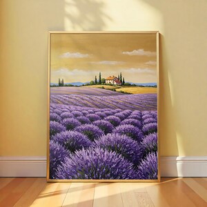 Könnte beinhalten: Gerahmtes Landschaftsgemälde mit einem Feld aus violettem Lavendel in voller Blüte. Ein Bauernhaus mit rotem Ziegeldach steht in der Ferne auf einem Hügel. Der Himmel ist goldfarben mit ein paar weißen Wolken.
