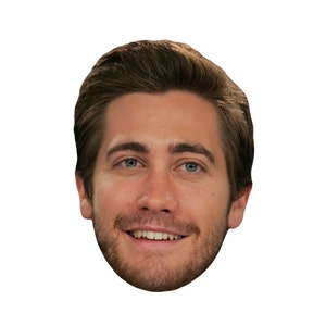 Puede incluir: Un retrato de cerca de un hombre con cabello castaño y ojos azules. Está sonriendo y tiene una barba ligera.