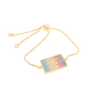 Peut inclure: Un bracelet ajustable en or avec un charme rectangulaire orné d'un design ombré coloré de cristaux bleus, roses et blancs.
