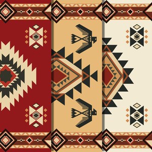 Może przedstawiać: Trzy pionowe panele z geometrycznymi wzorami w kolorze czerwonym, czarnym, białym i brązowym. Panel środkowy przedstawia stylizowany wzór ptaka.