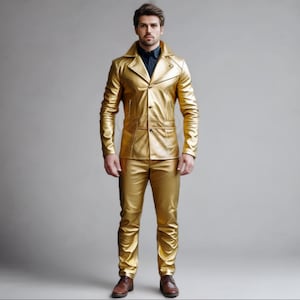 Könnte beinhalten: Ein goldfarbenes Lederjacken- und Hosen-Set. Die Jacke hat einen Kragen und eine Knopfleiste. Die Hose ist eng anliegend. Die Person trägt ein schwarzes Hemd und braune Lederschuhe. Das Outfit hat eine glänzende Goldfarbe.