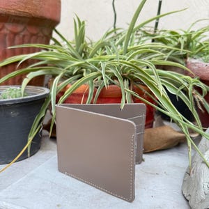 Cartera de piel de vacuno de color gris hecha a mano / Cartera de piel de vacuno en tono gris hecha a mano / Cartera plegable delgada / Cartera plegable de piel de vacuno natural hecha a mano para hombre