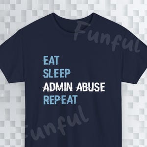 Può includere: T-shirt blu navy con la scritta "EAT SLEEP ADMIN ABUSE REPEAT" in bianco e azzurro, con effetto glitch. Un capo casual per l'uso quotidiano.