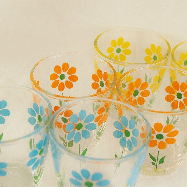 Hazel Atlas Glasses Set of 6-Sour Cream Glass- Vintage Decorative Breakstone-  -Daisy daises