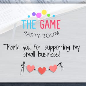 Op de afbeelding: Een witte kaart met de tekst "THE GAME PARTY ROOM" in kleurrijke letters. Daaronder staat "Thank you for supporting my small business!" met drie roze harten die eronder hangen.
