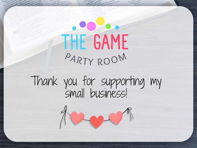 Op de afbeelding: Een witte kaart met de tekst "THE GAME PARTY ROOM" in kleurrijke letters. Daaronder staat "Thank you for supporting my small business!" met drie roze harten die eronder hangen.
