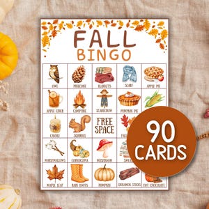 Op de afbeelding: Een herfstbingokaart met illustraties van herfstthema's zoals pompoenen, bladeren en appeltaart. De kaart leest "FALL BINGO" en bevat 90 kaarten. De achtergrond is een neutrale beige kleur.