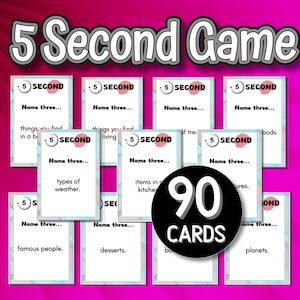 Könnte beinhalten: Ein Satz mit 90 Karten für ein 5-Sekunden-Spiel. Jede Karte enthält eine Aufforderung, innerhalb von fünf Sekunden drei Dinge in einer bestimmten Kategorie zu benennen. Die Karten sind weiß mit blauen und rosa Akzenten.