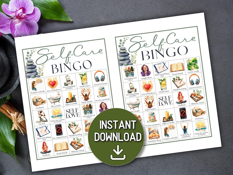 Puede incluir: Dos hojas de juego de "Self-Care Bingo" con ilustraciones de acuarela de actividades de autocuidado. Las hojas tienen un c&iacute;rculo verde con las palabras "Descarga instant&aacute;nea" y una flecha hacia abajo. Una flor morada y hojas verdes en el fondo.