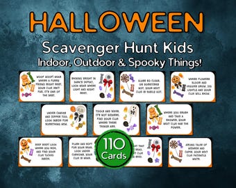 Può includere: Un gioco di caccia al tesoro a tema Halloween per bambini, con 110 carte contenenti indizi per luoghi interni, esterni e spettrali. Le carte presentano illustrazioni e testo colorati, su uno sfondo blu scuro.
