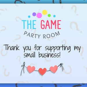 Puede incluir: Una tarjeta azul claro con el texto "THE GAME PARTY ROOM" en letras coloridas. Debajo, se lee "&iexcl;Gracias por apoyar mi peque&ntilde;a empresa!" Tres corazones rojos cuelgan debajo.