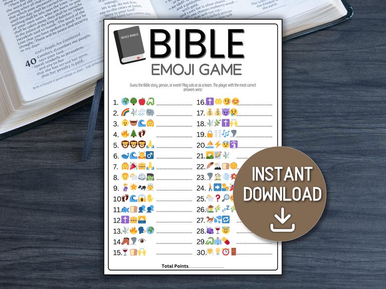 Op de afbeelding: Een wit afdrukbaar spelvel met de titel "BIBLE EMOJI GAME" met een bruine cirkel met de tekst "INSTANT DOWNLOAD". Het spelvel bevat 30 emoji-gebaseerde aanwijzingen om bijbelverhalen, personen of gebeurtenissen te raden. Een bijbel staat op de achtergrond.