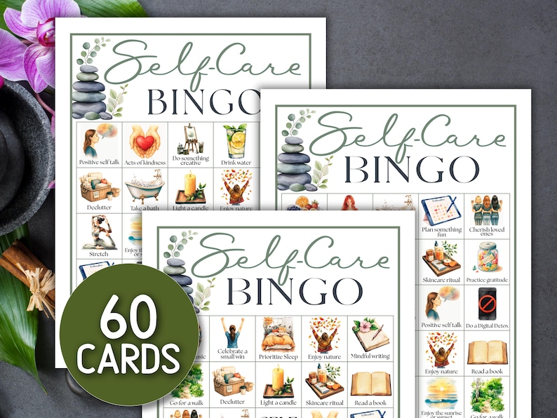 Puede incluir: Tres tarjetas blancas con el texto "Self-Care BINGO" e ilustraciones de actividades de autocuidado. Un c&iacute;rculo verde con el texto "60 CARDS" est&aacute; en la esquina inferior izquierda. Las tarjetas est&aacute;n rodeadas de flores moradas y un cuenco negro.