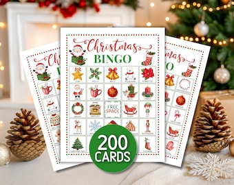 Op de afbeelding: Drie kerstbingokaarten met feestelijke illustraties. De kaarten bevatten afbeeldingen van de kerstman, ornamenten en een kerstboom. Een groene cirkel met de tekst "200 KAARTEN" staat in het midden. De kaarten zijn versierd met rode en groene accenten.