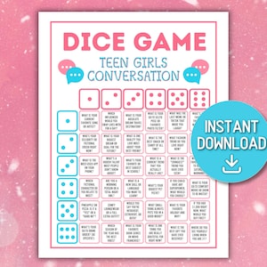 Peut inclure: Un jeu de dés imprimable rose et blanc intitulé "DICE GAME TEEN GIRLS CONVERSATION". Le jeu présente des dés et des invites de conversation. Un cercle bleu avec les mots "INSTANT DOWNLOAD" et une flèche vers le bas est à droite.