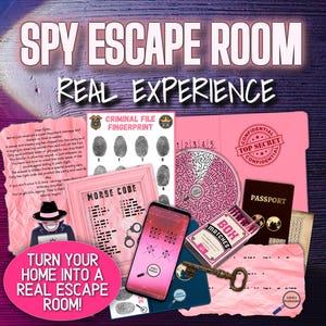 以下が含まれることがあります： スパイをテーマにした脱出ゲームのプロモーション画像。指紋カード、モールス信号シート、スマートフォン、パスポート、マッチ箱など、さまざまな小道具が写っています。「SPY ESCAPE ROOM REAL EXPERIENCE」というテキストが上部に表示されています。