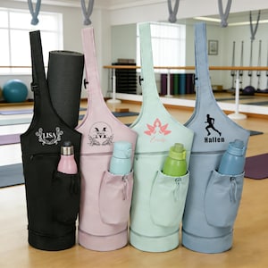 Peut inclure: Quatre sacs de tapis de yoga personnalisés en noir, rose, vert menthe et bleu. Chaque sac a une poche pour une bouteille d'eau et une bandoulière. Les sacs sont personnalisés avec des noms et des motifs floraux ou silhouettes.