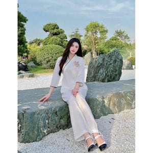 Ao Dai Vietnam prefabricado - Elegante traje de templo para mujer - Letra "Tâm" bordada, diseño moderno con cuello en V y túnica budista de satén de manga corta