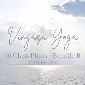 Könnte beinhalten: Ein ruhiges Bild mit den Worten "Vinyasa Yoga" in eleganter Schrift, gefolgt von "10 Class Plans - Bundle B" und "For yoga instructors". Der Hintergrund zeigt einen hellen Himmel mit Wolken und ruhigem Wasser.