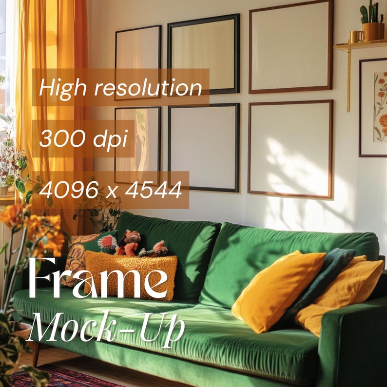 K&ouml;nnte beinhalten: Ein gr&uuml;nes Samtsofa mit gelben Kissen in einem Wohnzimmer mit einer Wand voller gerahmter Kunstwerke. Die Kunstwerke sind in schwarzen und braunen Rahmen. Das Sofa steht vor einem Fenster mit einem gelben Vorhang. Der Text "Frame Mock-Up" befindet sich auf dem Sofa.