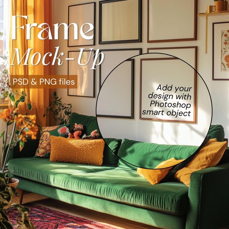 K&ouml;nnte beinhalten: Ein gr&uuml;nes Samtsofa mit gelben Kissen in einem Wohnzimmer mit gerahmten Kunstwerken an der Wand. Der Text "Add your design with Photoshop smart object" ist in einem der Rahmen sichtbar.