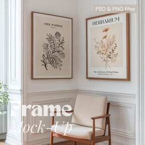 Può includere: Due stampe artistiche incorniciate con temi botanici sono appese a una parete bianca. Una presenta un'illustrazione floreale in bianco e nero, l'altra mostra piante essiccate. Le cornici sono marroni. Il testo "PSD & PNG files" è in alto a destra.