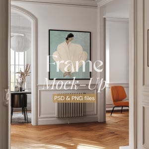 Peut inclure: Scène d'intérieur avec une œuvre encadrée représentant une femme en robe blanche. Le texte "Frame Mock-Up" est superposé, ainsi que "PSD & PNG files". Une chaise orange et un radiateur sont également visibles.
