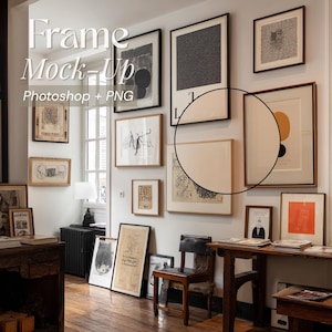 Puede incluir: Una pared de galería con impresiones artísticas enmarcadas en varios tamaños y estilos. Los marcos son de color negro, marrón y madera natural. La pared incluye una mezcla de arte abstracto e ilustrativo, creando una exhibición curada. El texto en la pared dice "Frame Mock-Up Photoshop + PNG."