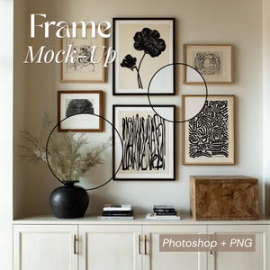 Puede incluir: Una exhibición mural con impresiones artísticas enmarcadas con diseños botánicos y abstractos en blanco y negro. Los marcos son de varios tamaños y estilos, con una paleta de colores neutros. El texto "Frame Mock-Up" y "Photoshop + PNG" son visibles.