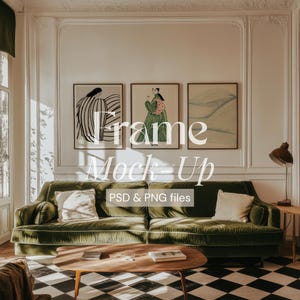Peut inclure: Intérieur de salon avec un canapé en velours vert, une table basse en bois et trois cadres avec des illustrations. Le texte "Frame Mock-Up" et "PSD & PNG files" sont superposés à l'image.