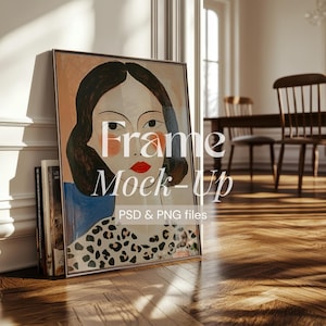 Peut inclure: Une œuvre d'art encadrée représentant un portrait de femme avec des lèvres rouges et un haut à imprimé léopard. L'œuvre est appuyée contre un mur avec des livres, avec le texte "Frame Mock-Up" et "PSD & PNG files". La pièce a un sol en bois.