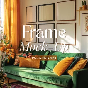 K&ouml;nnte beinhalten: Ein gr&uuml;nes Samtsofa mit gelben und t&uuml;rkisfarbenen Kissen vor einer wei&szlig;en Wand mit gerahmten Kunstwerken. Die Rahmen sind leer und bereit f&uuml;r Ihre eigenen Fotos oder Kunstwerke. Der Text "Frame Mock-Up" und "PSD & PNG files" ist im Bild sichtbar.