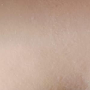 Puede incluir: Primer plano de una superficie texturizada de color marr&oacute;n claro con el texto "3D skin effect Soft to touch" impreso en verde. La superficie parece suave y lisa.