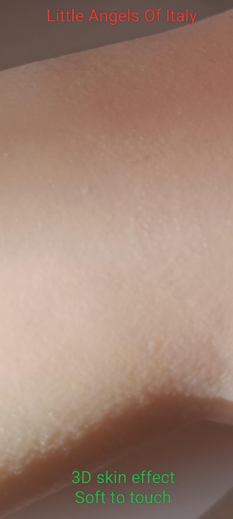 Puede incluir: Primer plano de una superficie texturizada de color marr&oacute;n claro con el texto "3D skin effect Soft to touch" impreso en verde. La superficie parece suave y lisa.