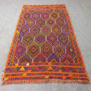 Handmade Turkish Kilim Rug 5.3x9: Vibrant Wool Boho Carpet