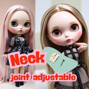 Puede incluir: Dos muñecas con el pelo largo, una con el pelo rosa y otra con el pelo rubio, ambas con vestidos negros. Las muñecas tienen articulaciones de cuello ajustables, como se muestra en el primer plano del conjunto y el tornillo.